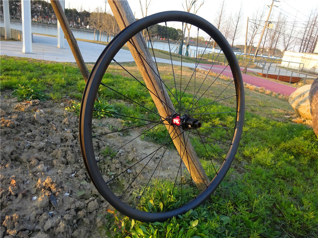 DT Swiss 240 hubs meet 29 carbon rims become beautiful carobn wheels 